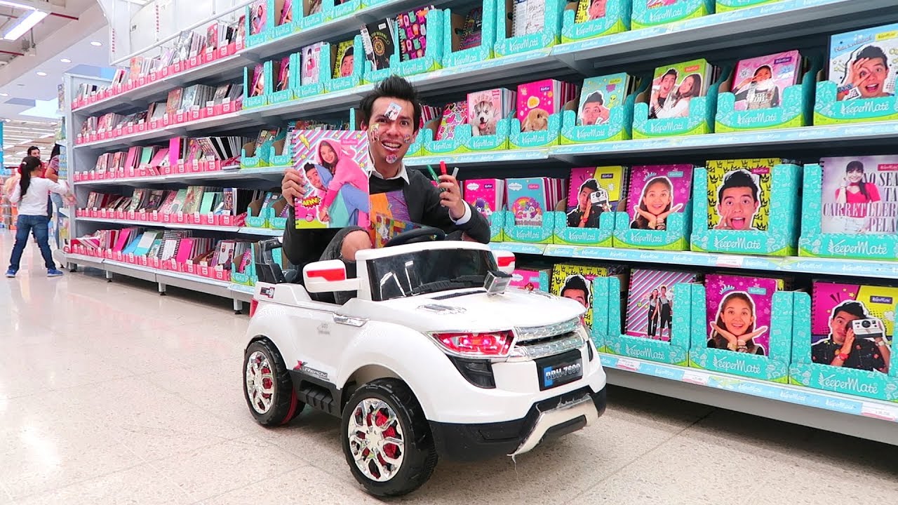 Comprando Utiles Escolares en un Carro de Juguete - Ami Rodriguez