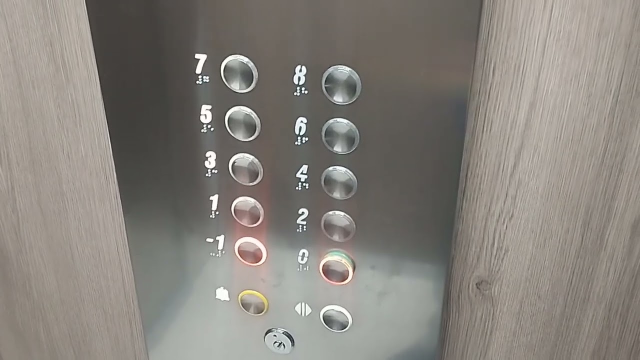 Ascensor del Hotel Presidente de Benidorm con voz rara