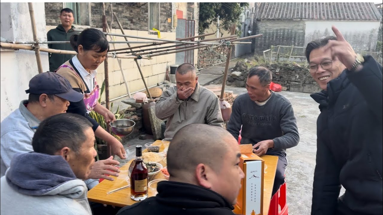 台山百曉：好久好久沒見到有推銷員上村推銷產品了，依稀記得童年時代經常有北方人上村打棉胎，現在也沒見到有這個行業，時代在進步，今日上門推銷的已經是電器產品！