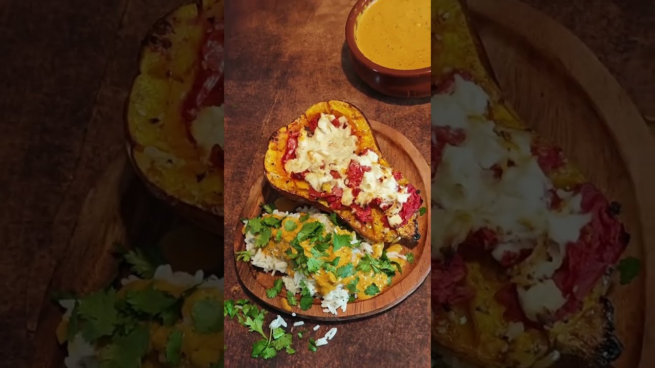Kleiner Herbstgenuss. Gebackener Butternut Kürbis mit Reis und Curry-Erdnuss Sauce. Vegan & Einfach.