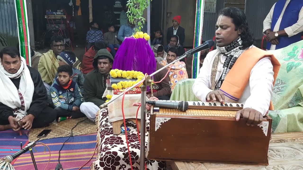 গীতা পাঠের সময় সন্ধ্যা আরতি করছেন পাঠক মহাশয় হরে কৃষ্ণ 🙏