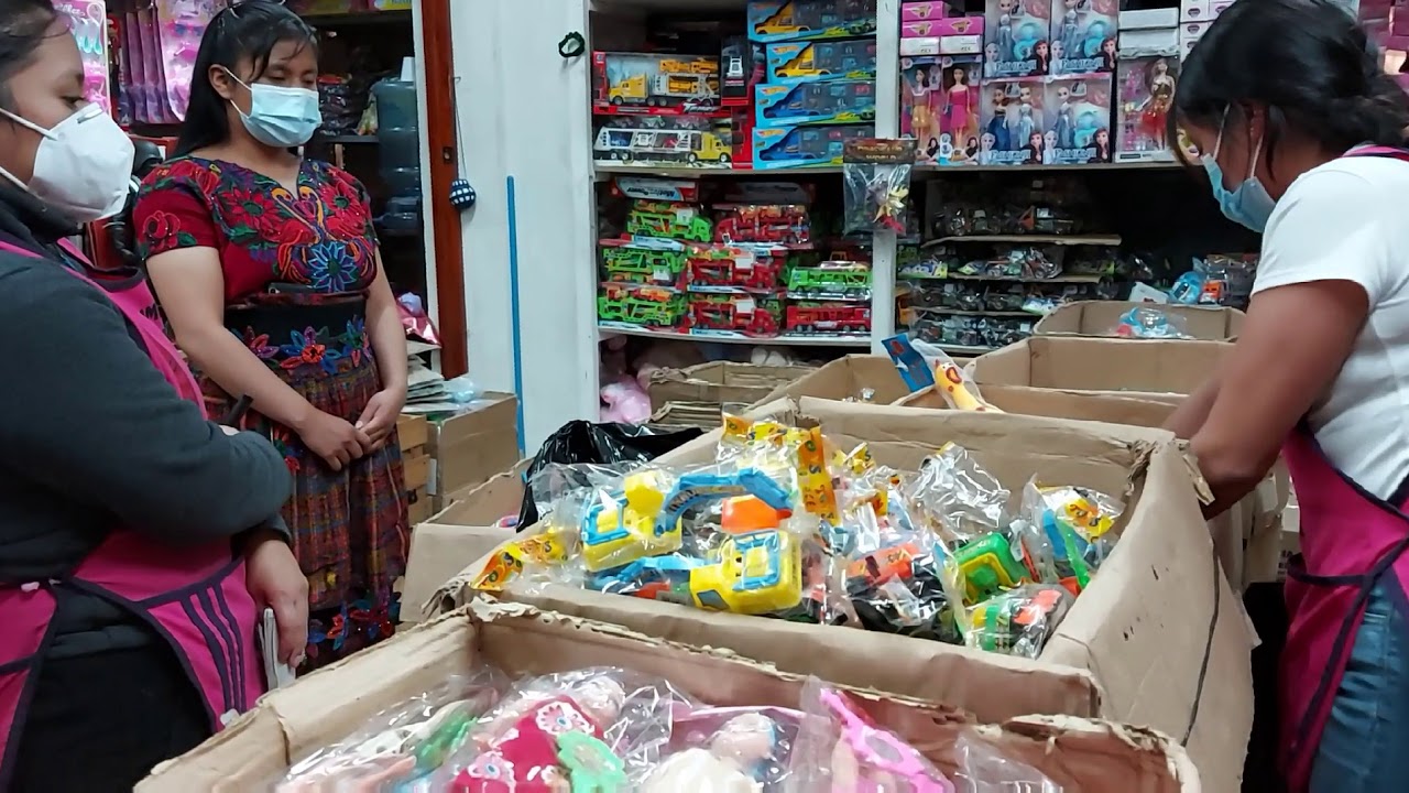 Comprando juguetes  en la terminal de ,xela