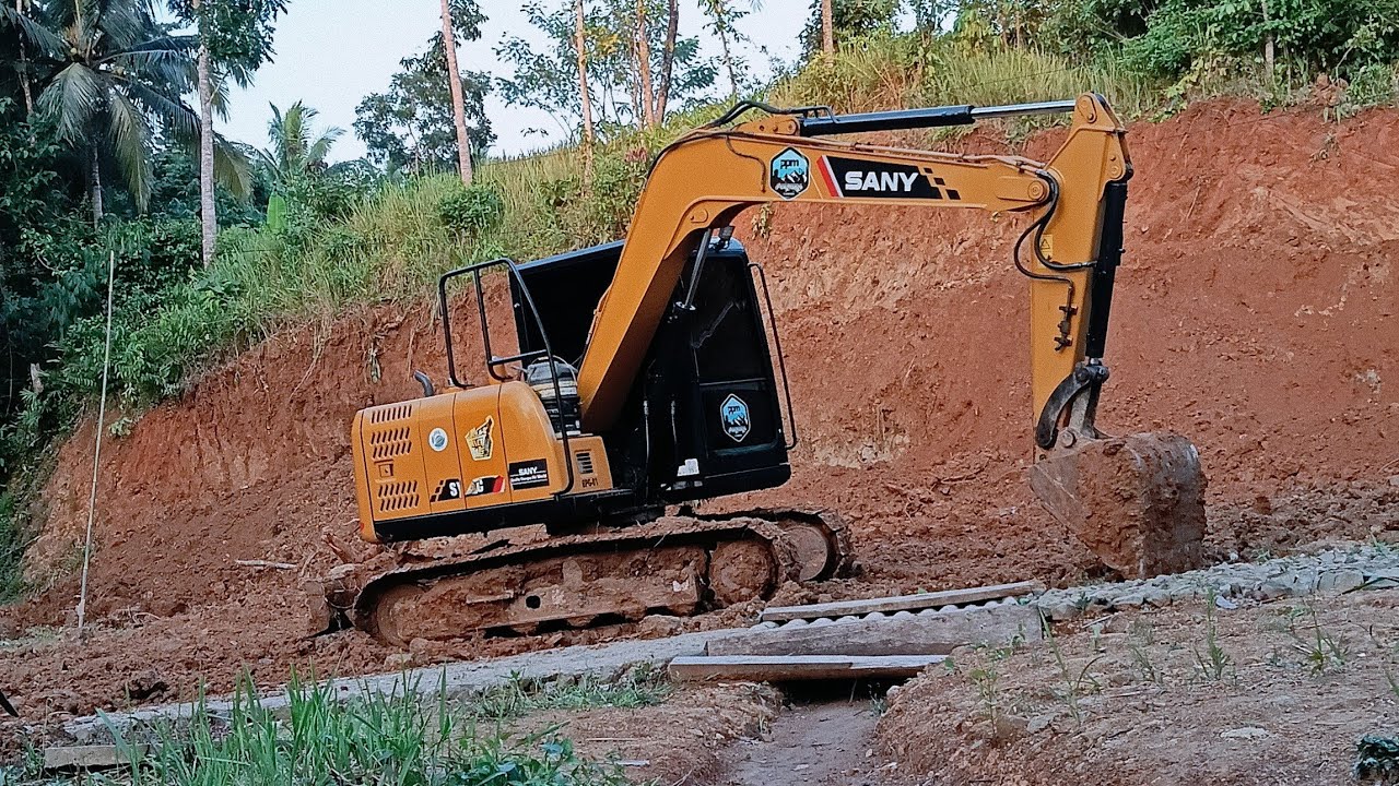 excavator mini membuka lahan 