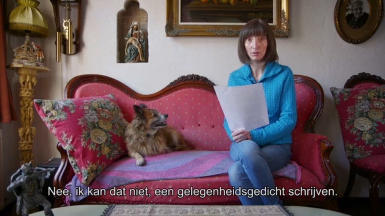 Delphine Lecompte leest voor uit 'Beschermvrouwe van de verschoppelingen'