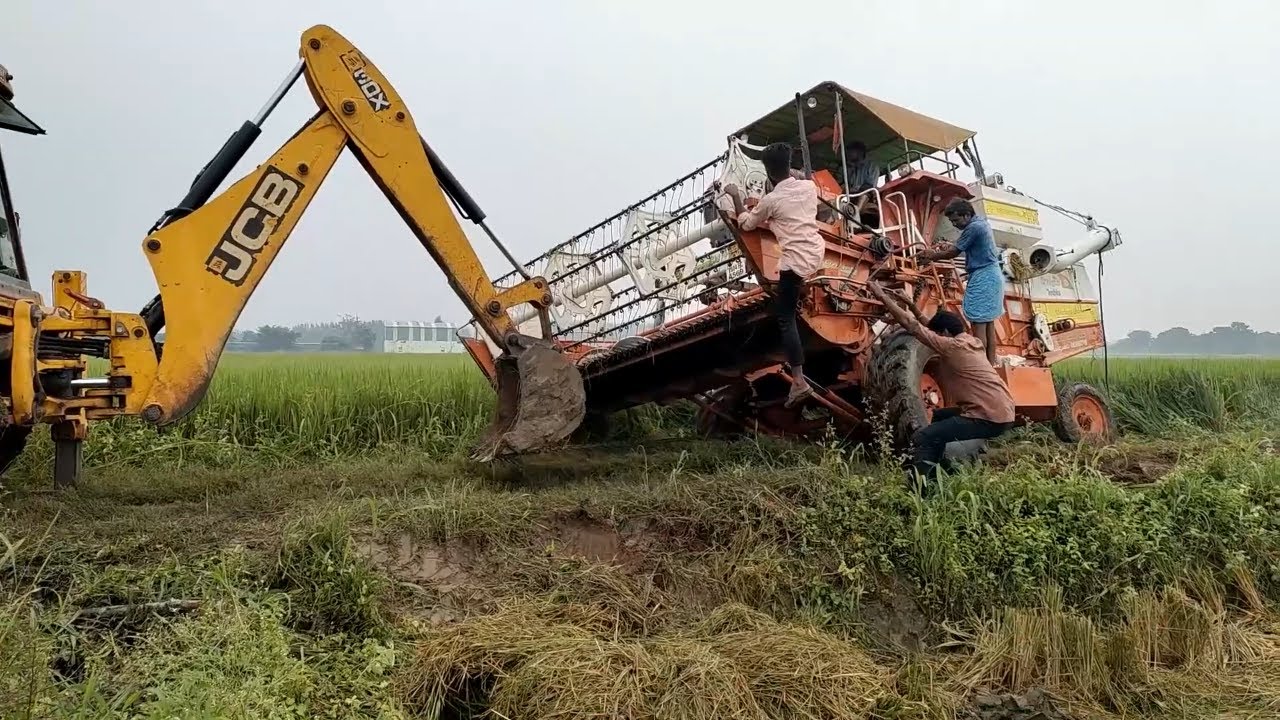 Kubota Harvester Stuck in Deep Mud | Pulling by JCB #vehicleshub #cometovillage