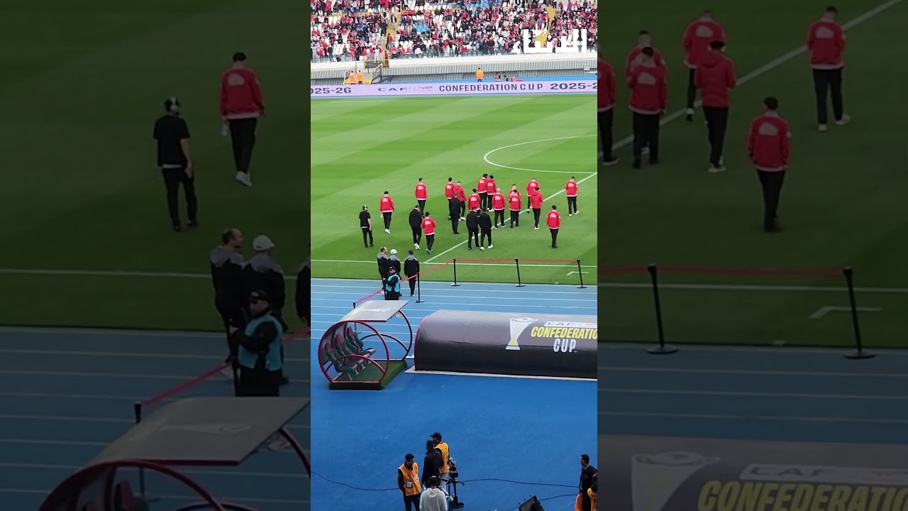 لاعبو الوداد يتفقدون أرضية الملعب قبل انطلاق مواجهة أولمبيك آسفي