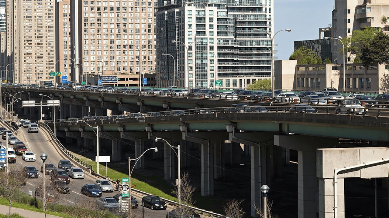 What needs to be done with Toronto's Gardiner Expressway extension?
