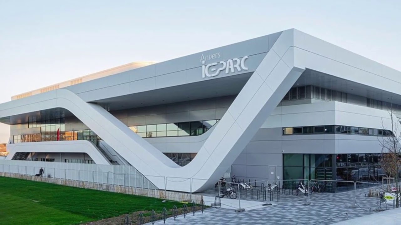 etalbond&reg; A2, projects with fire safety and unique design