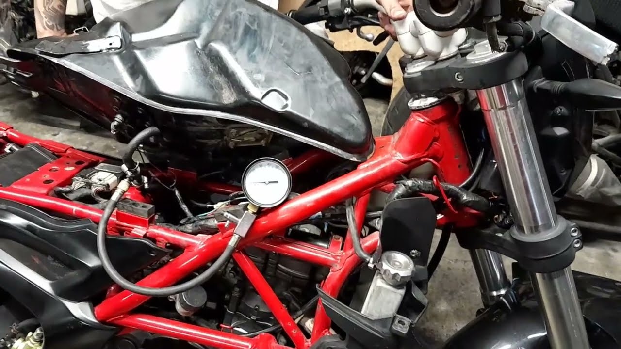Benelli TNT 250CC como checar la precion de bomba de gasolina ⛽️