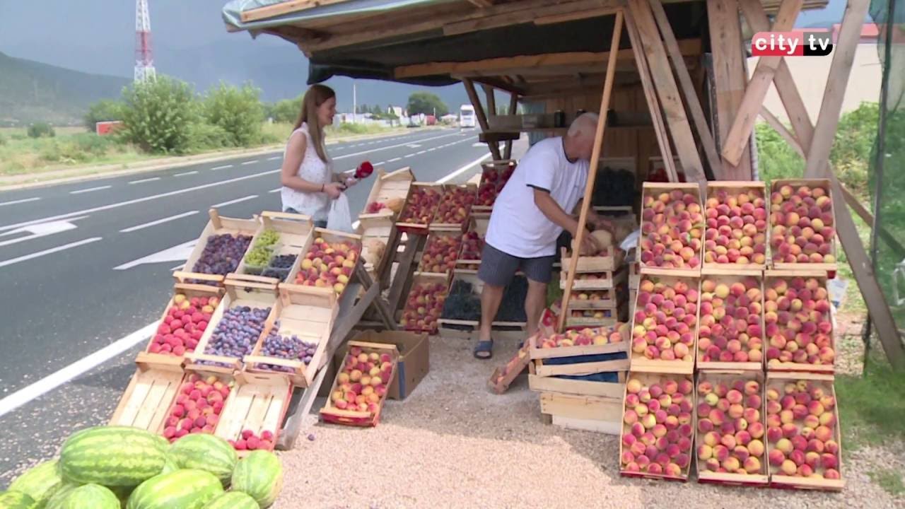 Prodavači prodaju voće i povrće pored puta i zarađuju za život – Merima Gosto