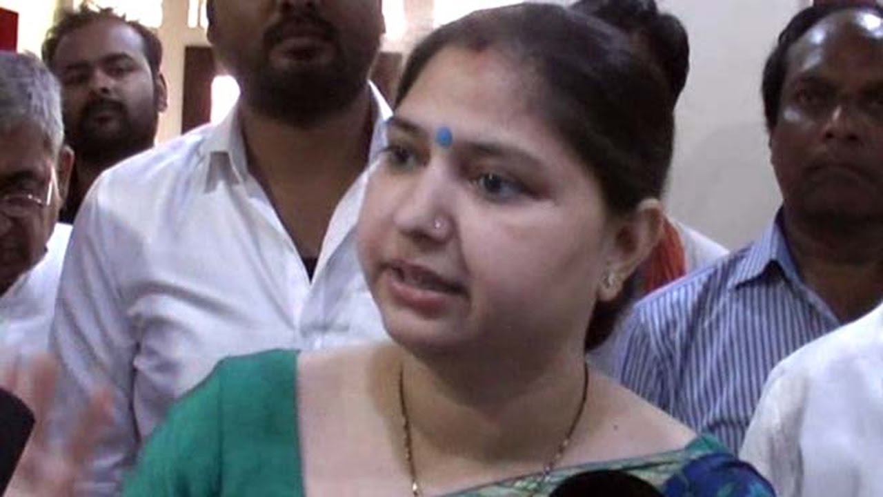 Barabanki MP Priyanka Singh Rawat Threatens ASP, Says 'will skin you alive'