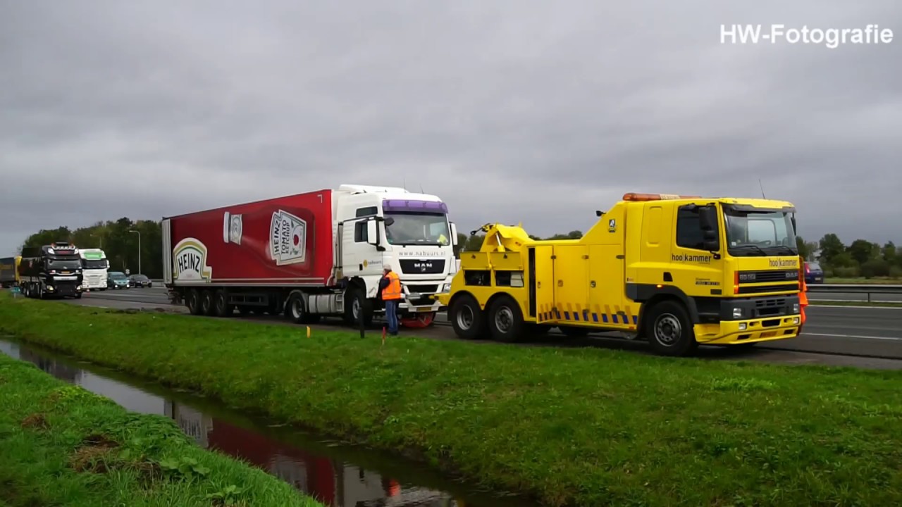 Vrachtwagen in bermsloot langs A28 bij Staphorst