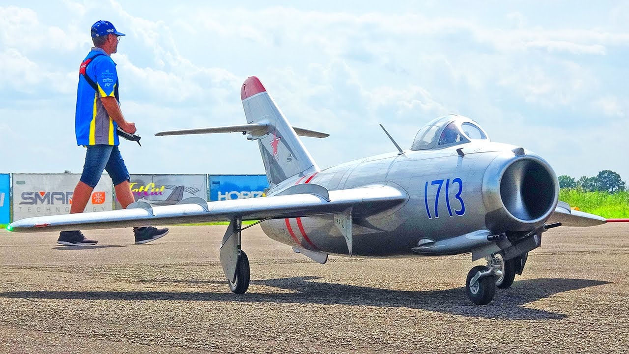 REALISTIC MIG-17 RUSSIAN RC TURBINE JET SCALE FLIGHT DEMONSTRATION