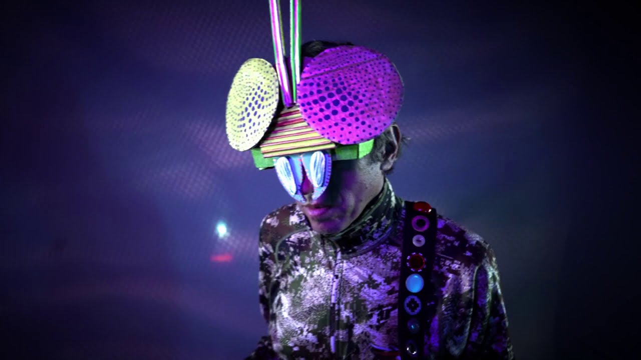 Aterciopelados - Más Allá De La Ventana (ft. Walka) (Video Oficial)