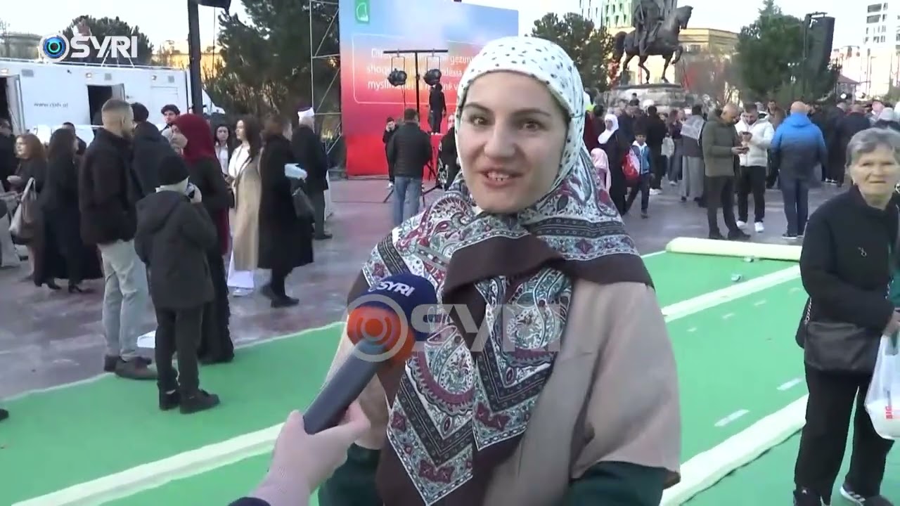 Fitër Bajrami, mijëra besimtarë falin namazin në sheshin 'Skënderbej'