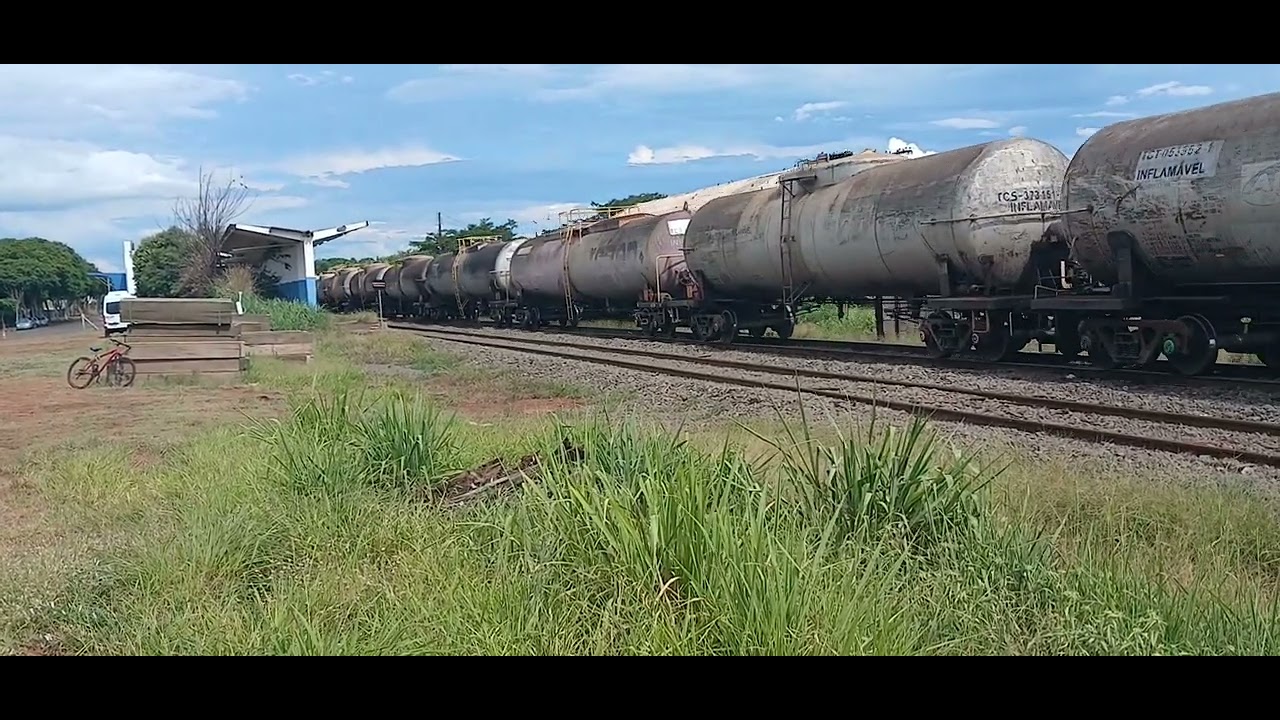 Trem tanqueiro carregado prefixo T51 com cinco locomotivas com trios de C30-7 partindo da estação 