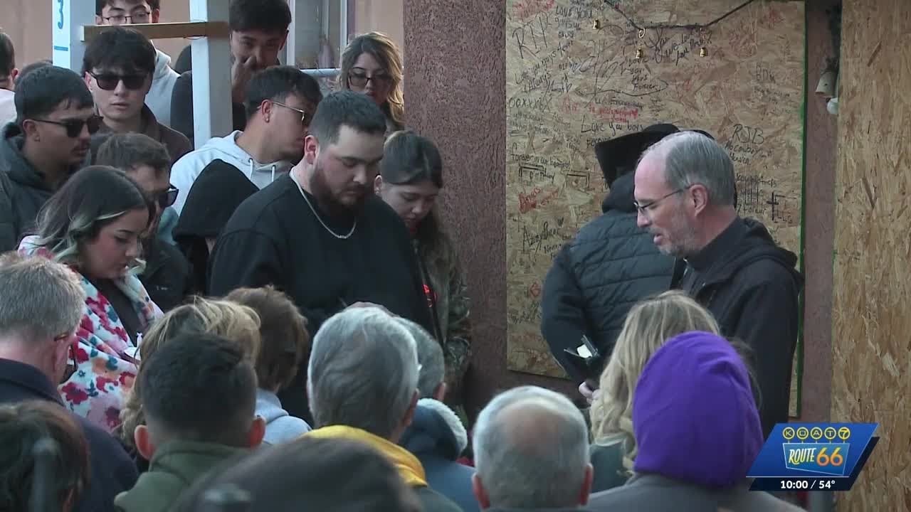 Жители Нью-Мексико скорбят по трём молодым людям, погибшим в результате пожара в доме.