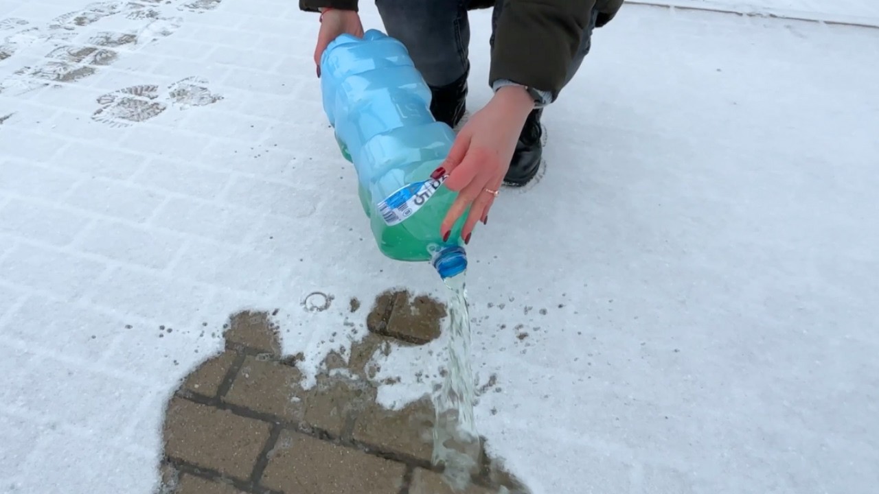 Zapomnij o kuciu lodu! Ta domowa mieszanka rozpuszcza go w sekundy