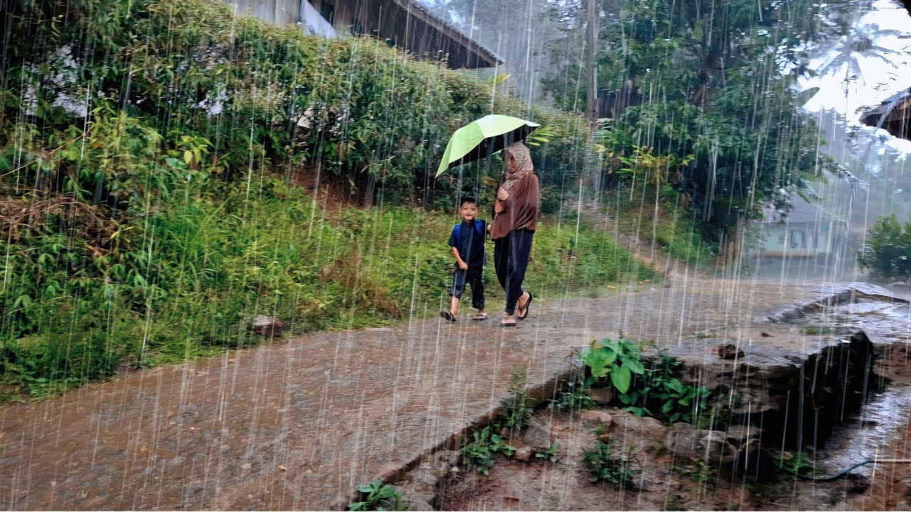 Hujan Deras Mengguyur Kampung Gunung Masigit, Menambah Suasana Semakin Syahdu Di Pedesaan Jawa Barat