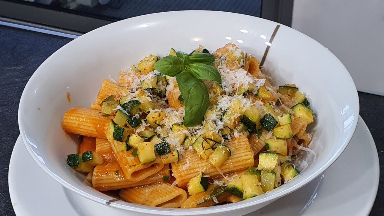 Pâtes Rigatoni à la Courgette et sauce Tomate | Recette Facile et Gourmande