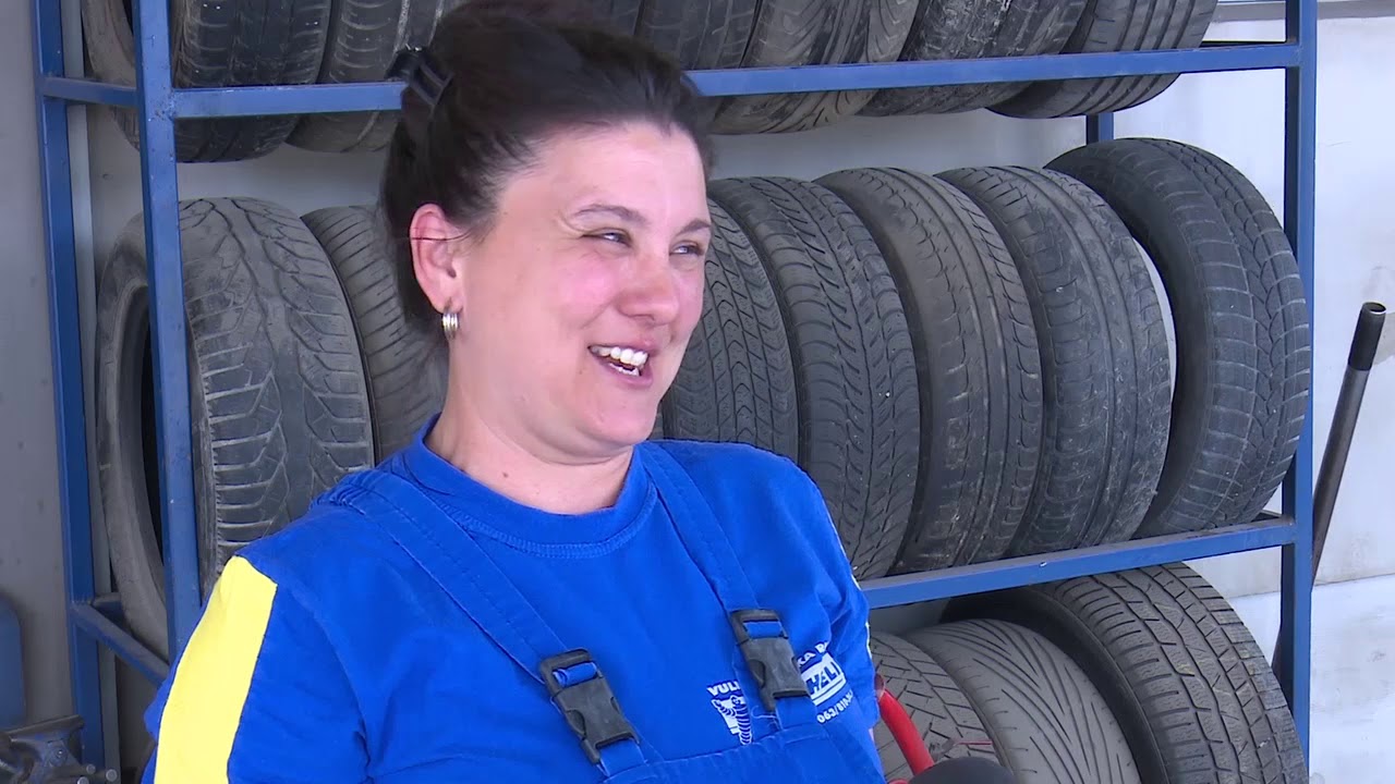 Dama u vulkanizerskoj radnji u Šapcu