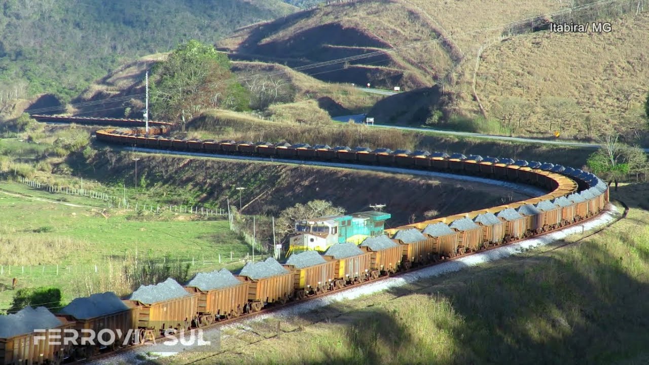 Trens da Vale em cruzamento simultâneo nas curvas de Itabira/MG