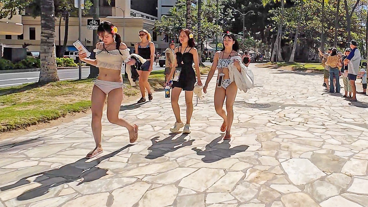 WALKING TOUR 🌴  The Beach and Shopping Street in Waikiki, Hawaii