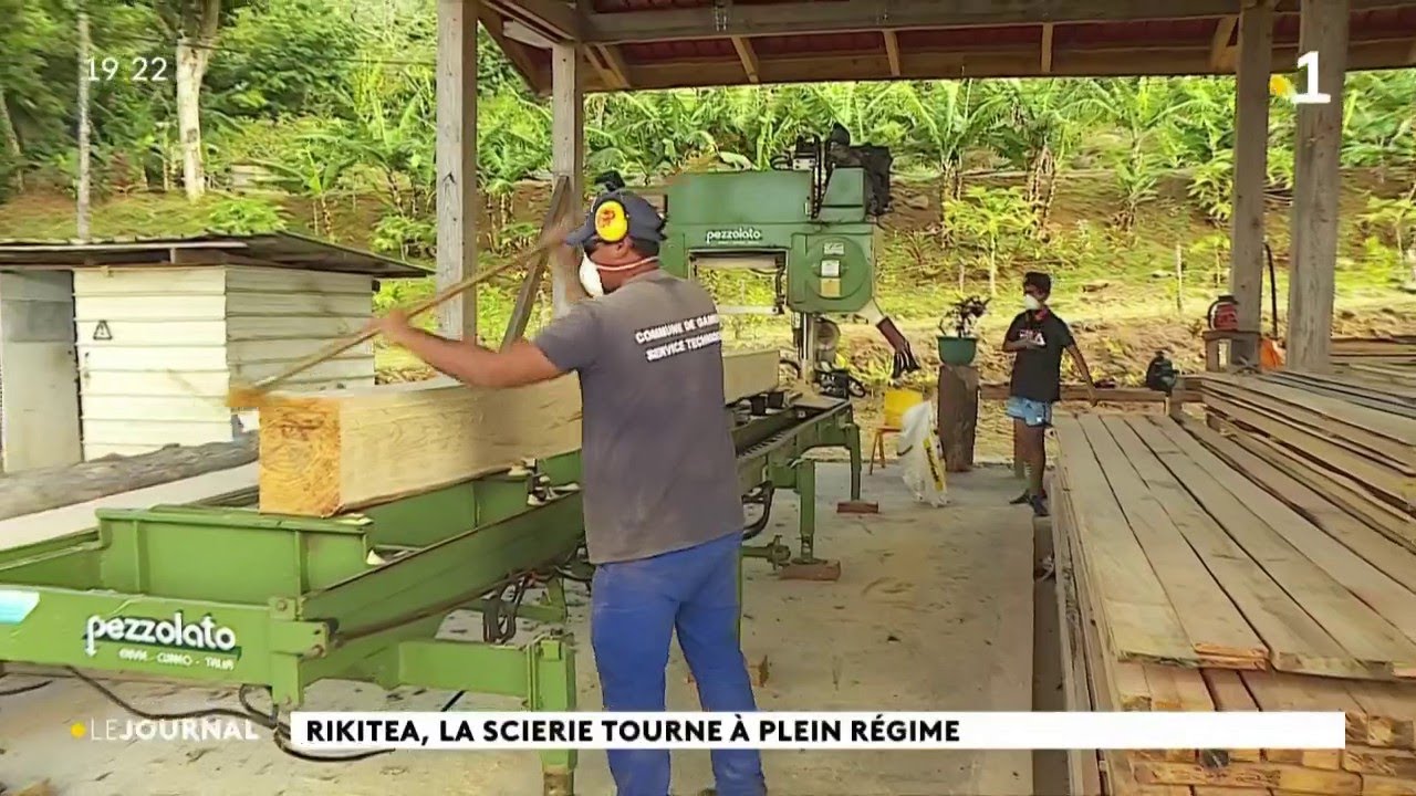 Rikitea, la scierie tourne à plein régime.