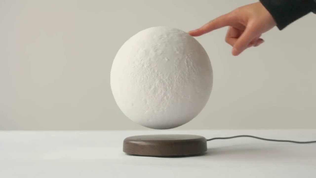 Lampe magnétique flottante Levituna rotation 360 degrés reproduisant la surface de la lune