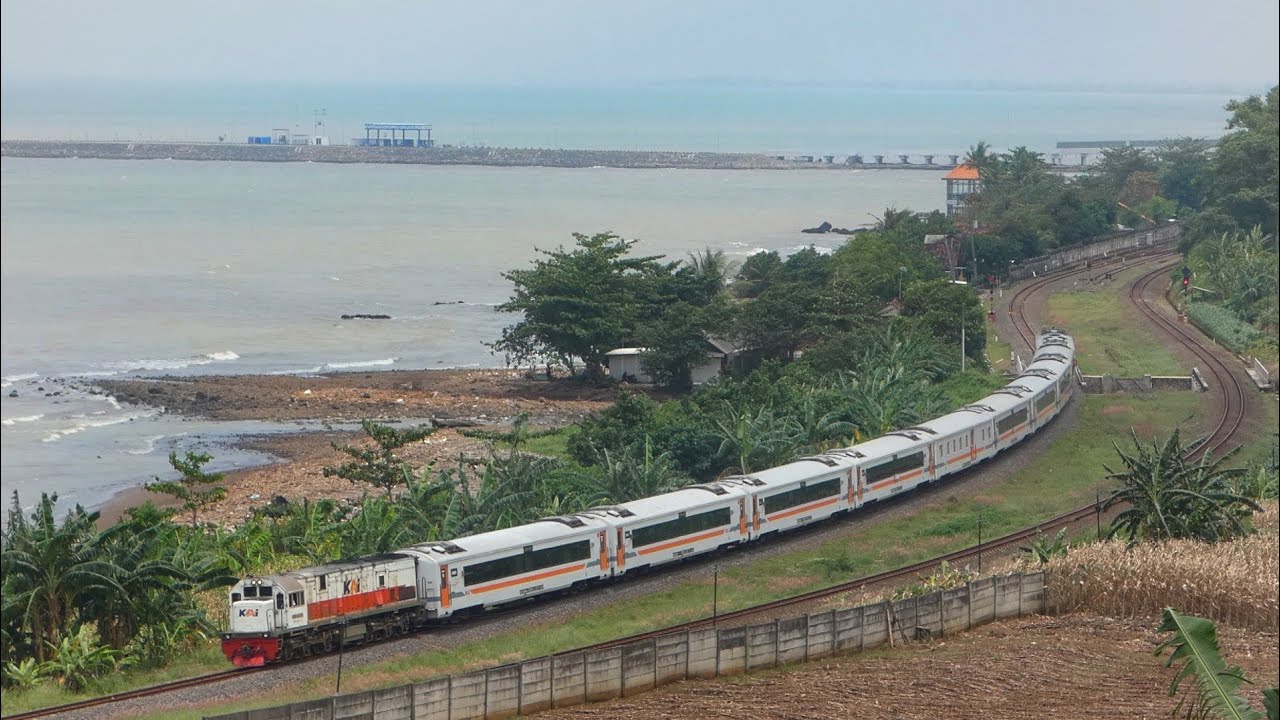 The BEST View KERETA dengan Background Menyisir LAUT JAWA KEREN BANGET !