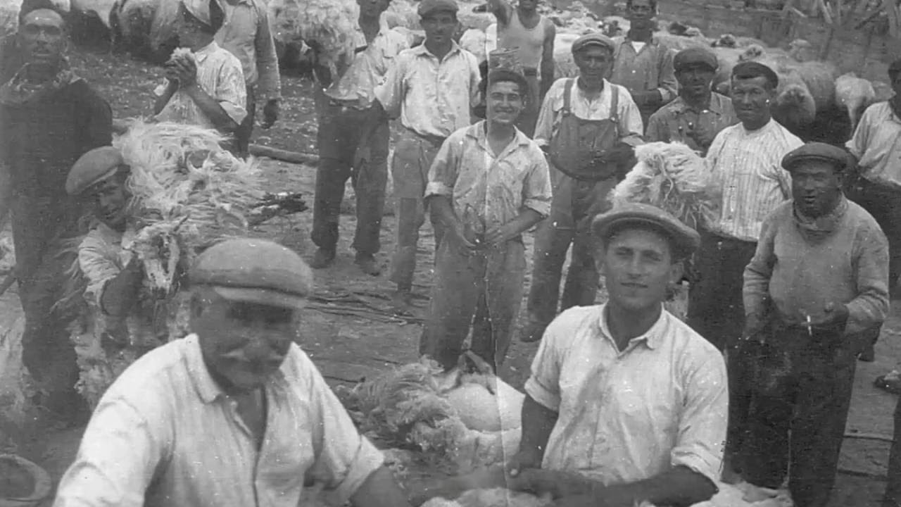 Fencing of agro-pastoral defense with knife and stick.” Italy.  N 1.