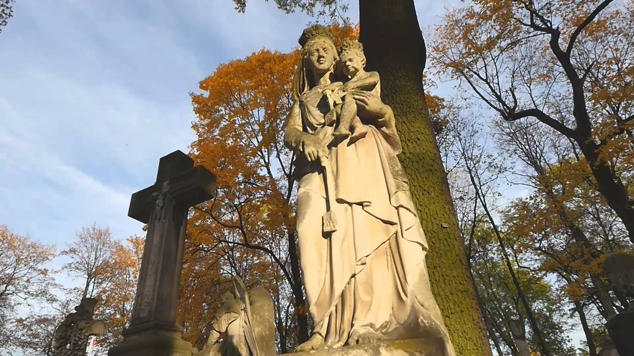 Powązki przed Świętem Zmarłych