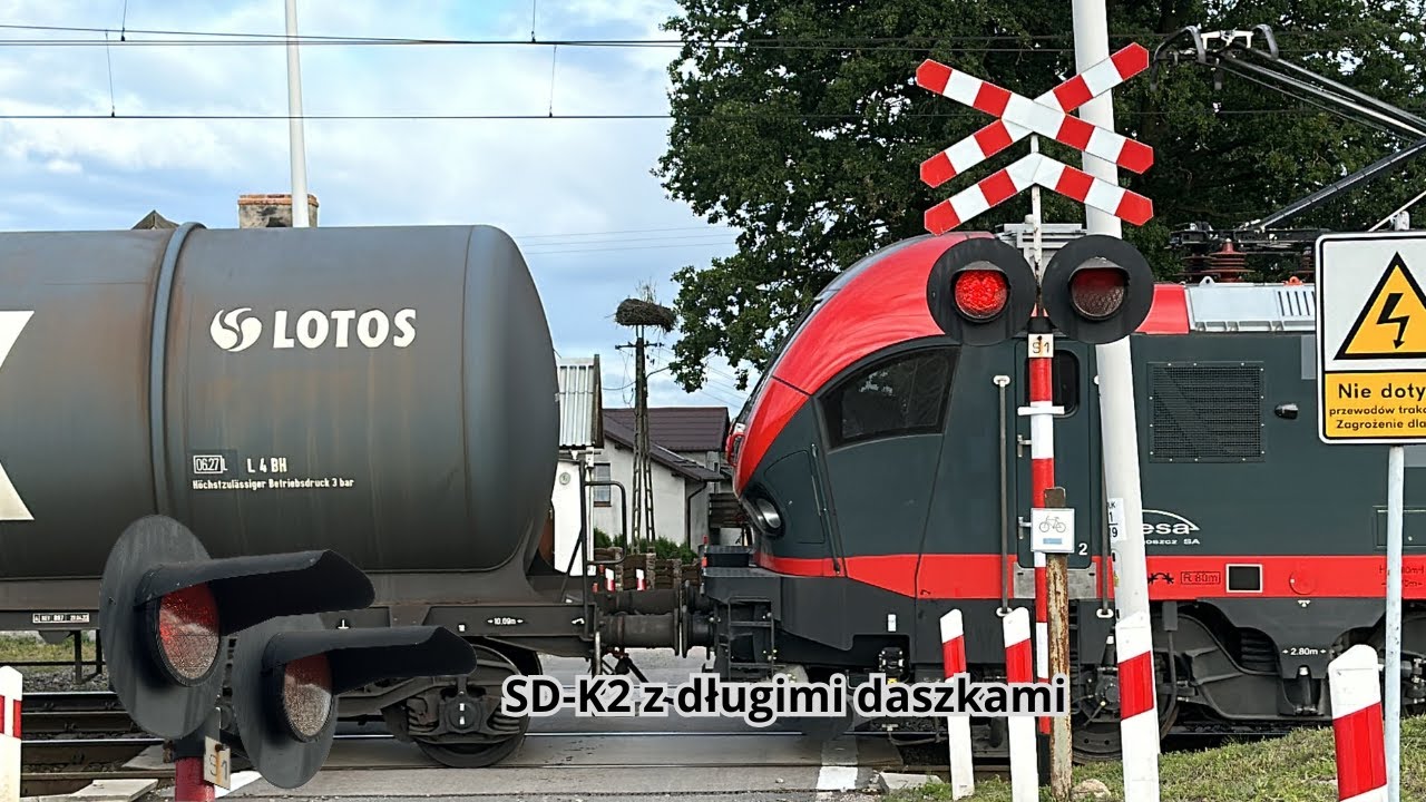 2 pociągi na przejeździe kolejowym typu SPA-2B w Gajewie-Zabudowaniu // Polish Railroad Crossing