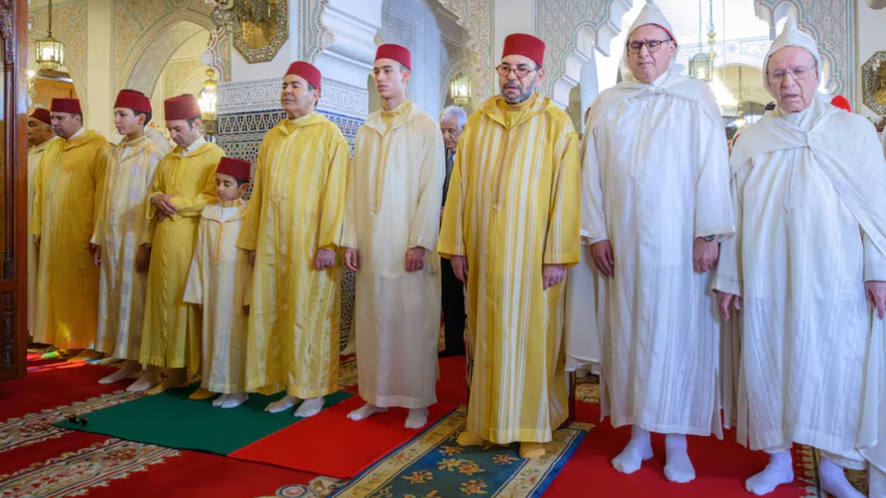 أمير المؤمنين يؤدي صلاة عيد الفطر المبارك بمدينة الرباط