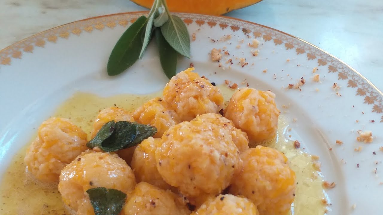 Gnocchi di zucca con burro  salvia e noci ,impasto veloce.