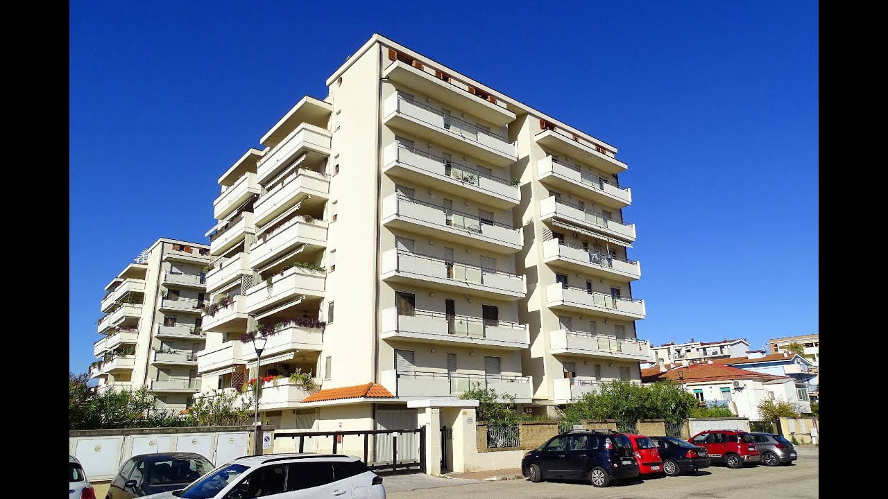 Attico con Terrazzo e Posto auto in condominio recintato.