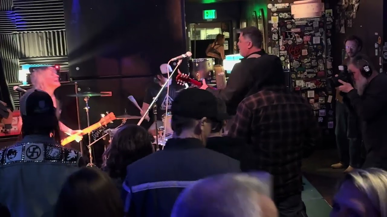 Black Dots - Clean Your Room (live) @ Radius Claus