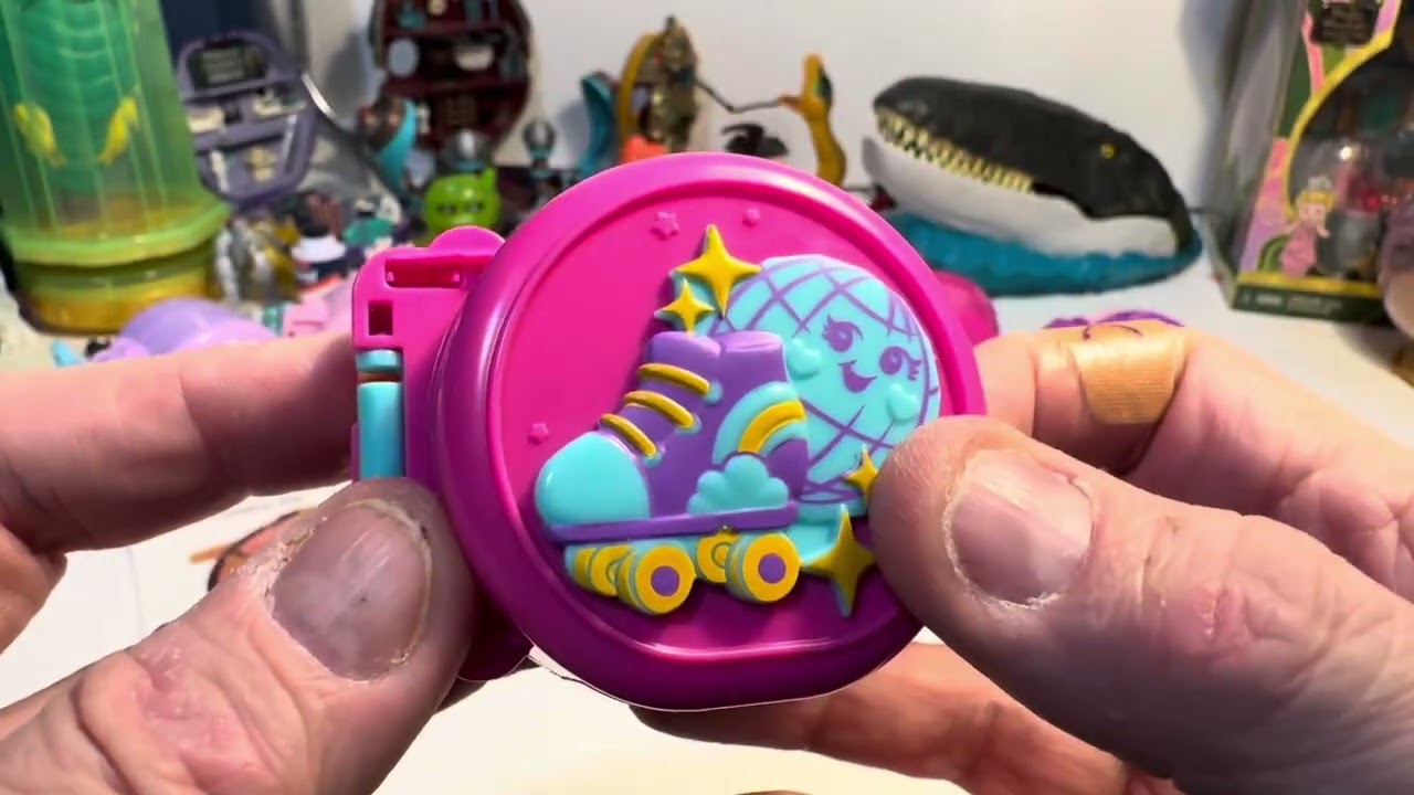 О, привет! Я нашла ещё одну новую компактную игрушку Polly Pocket On Go! Дискотека на роликах!
