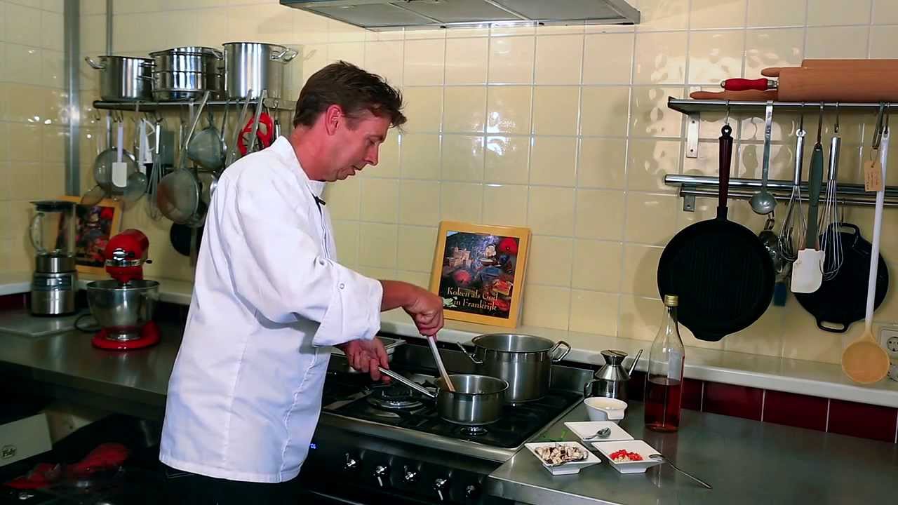 Carlo aan de kook: Champignonroomsaus met verse dragon.