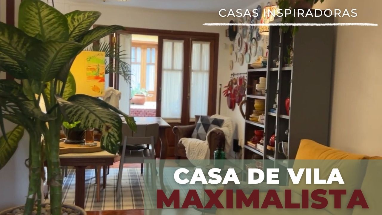 CASA MAXIMALISTA NUMA VILA CHARMOSA. COM MUITO GARIMPO, LUZ INDIRETA CENOGRÁFICA E DECORAÇÃO AFETIVA