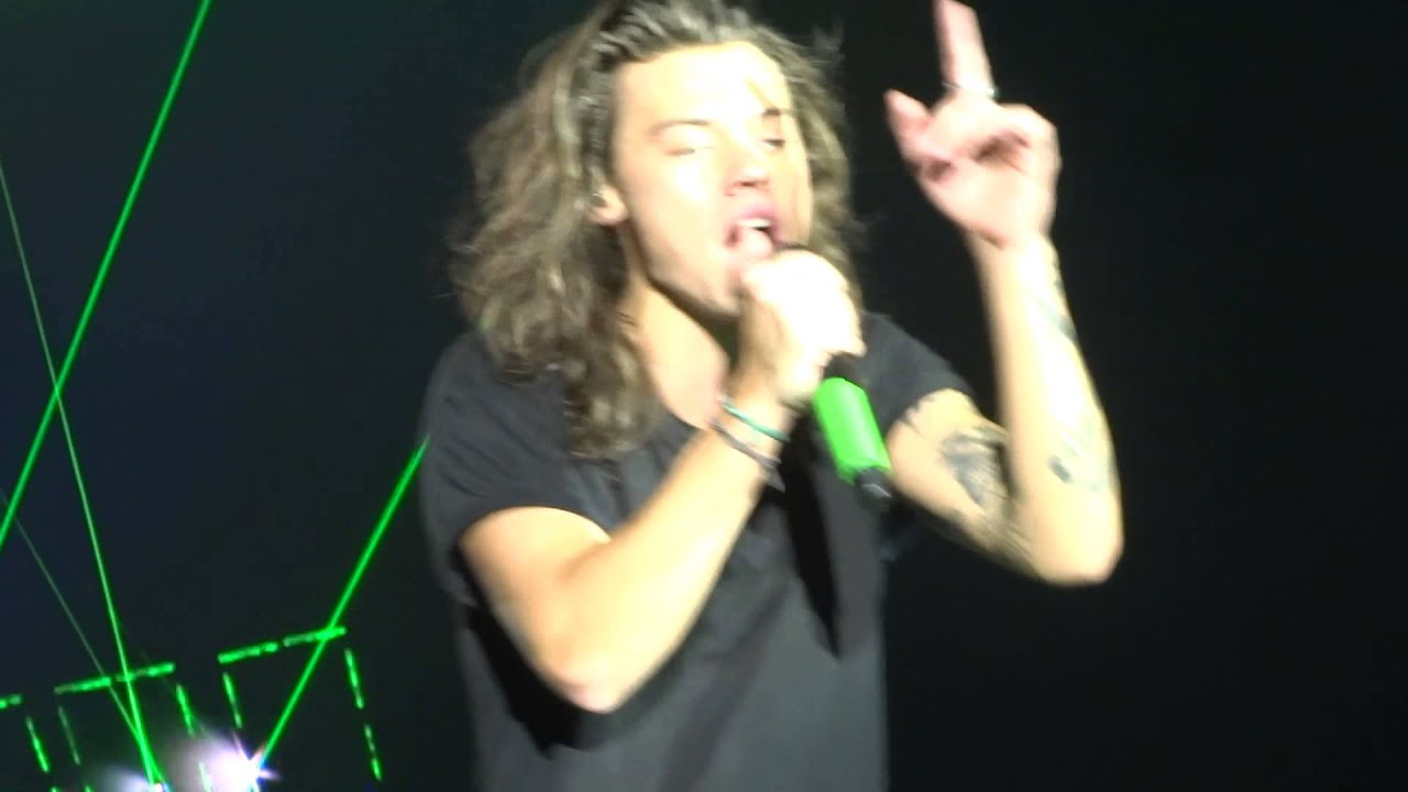 One Direction - Talking to the band / Little White Lies - Manchester Arena - 4/10/15