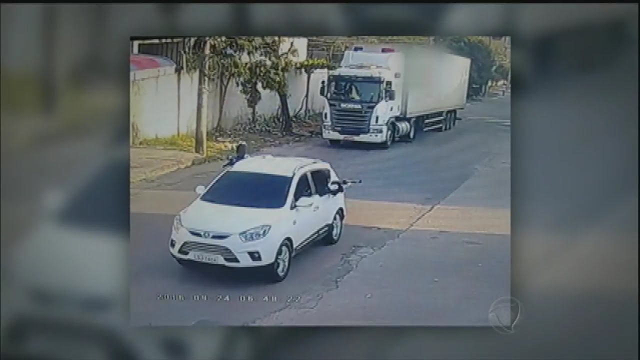 Assaltantes bloqueiam rua e roubam carga de R$ 2 mi no RJ