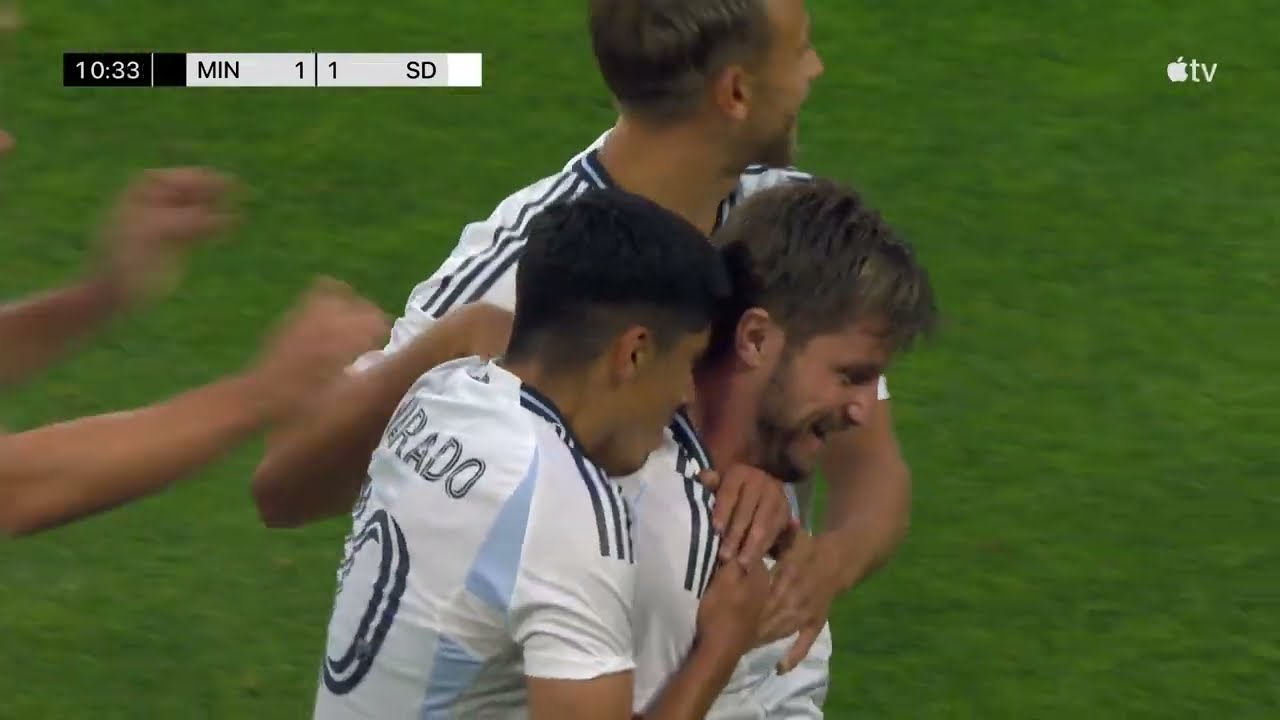 Anders Dreyer rips a MIDFIELD GOLAZO out of nowhere!