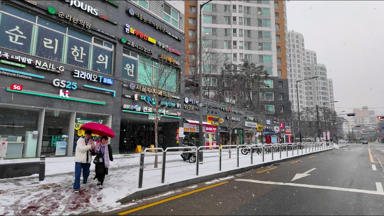 [4K HDR] Walk around downtown Seoul with a lot of snow falling, Road View | Korea Travel Walker