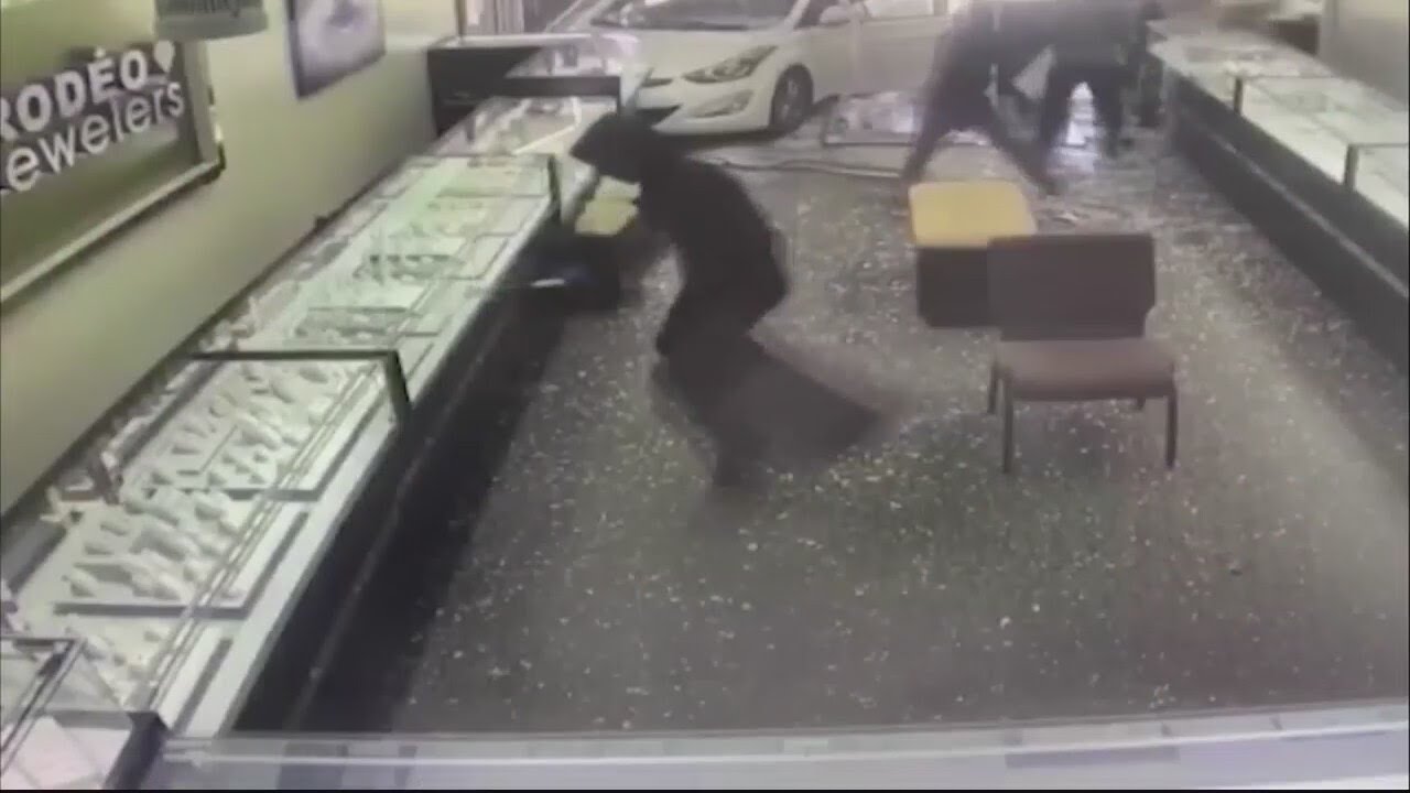 Gov. Newsom signs bills aimed at cracking down on smash-and-grabs