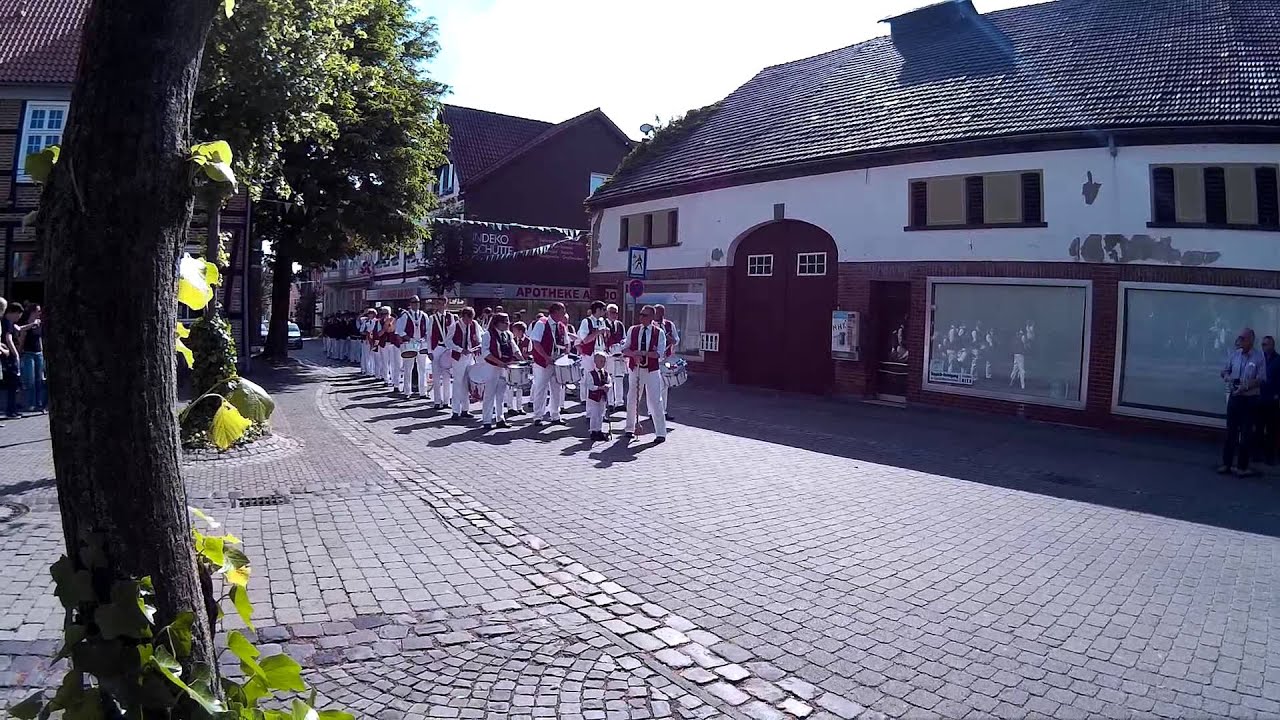 Fanfarenzug an der St. Margarethenkirche beim Schützenfest 2015 in Wadersloh