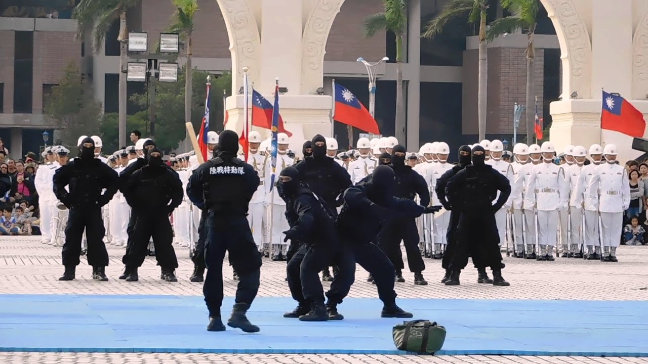 Taipei, Taiwan 2015年10月25日-中正紀念堂-海軍陸戰隊特勤隊戰技操演(黑衣部隊)-Discovery特戰部隊體驗展