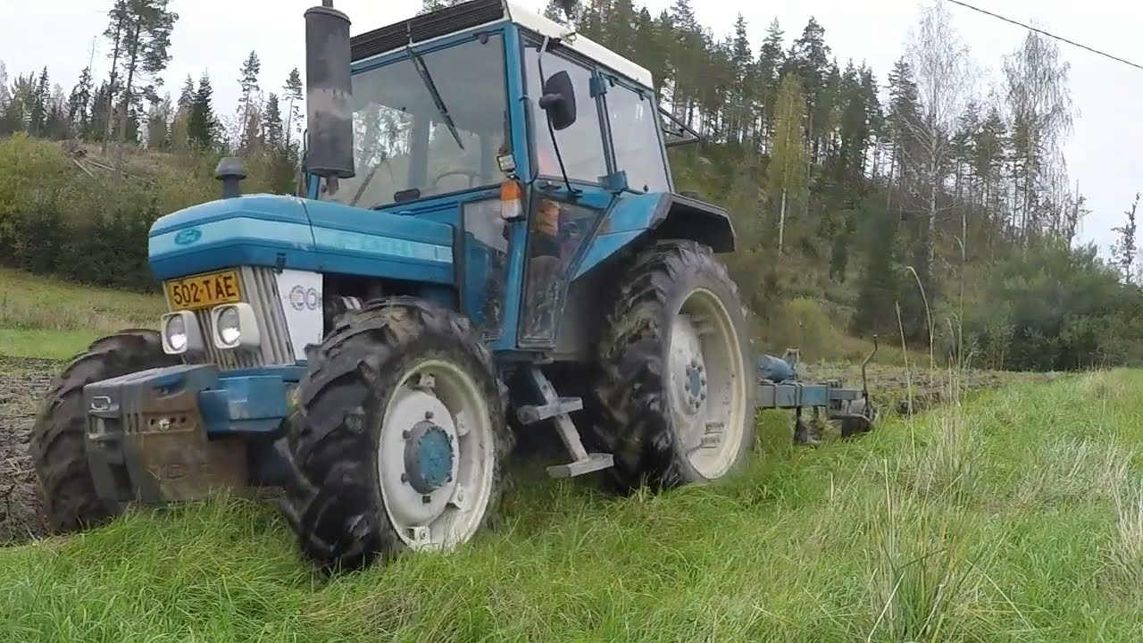 Vanhojen nurmien kyntöä Ford ja Fiskars agromat