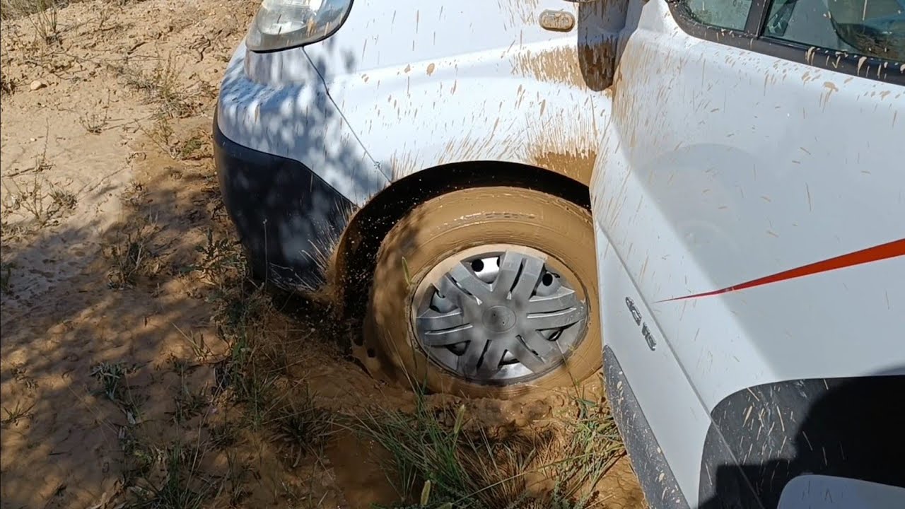 C&oacute;mo salir de una atascada en barro con las alfombrillas de la furgoneta 🚙 😝👍😱
