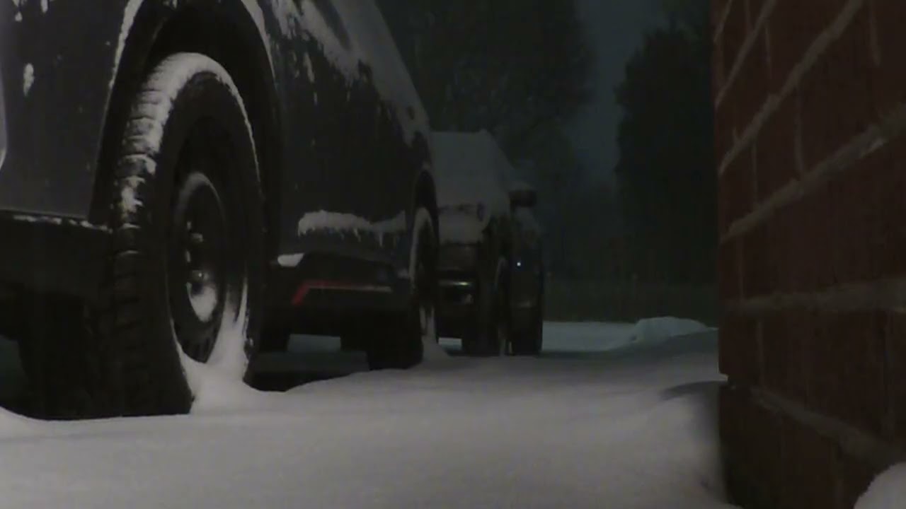 Urban snowfall - piano improv in Em - cinematic music for thinking, reading and relaxation